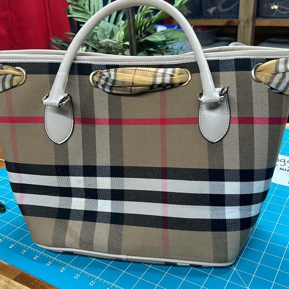 Tote with scarf - Picture 3 of 11